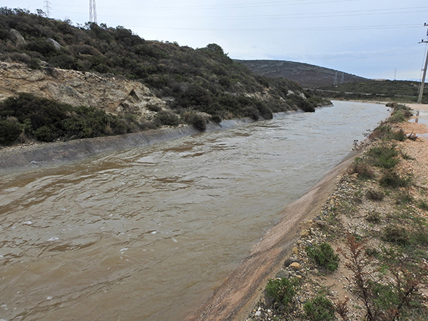Çeşme'de sel suları yolu yardı