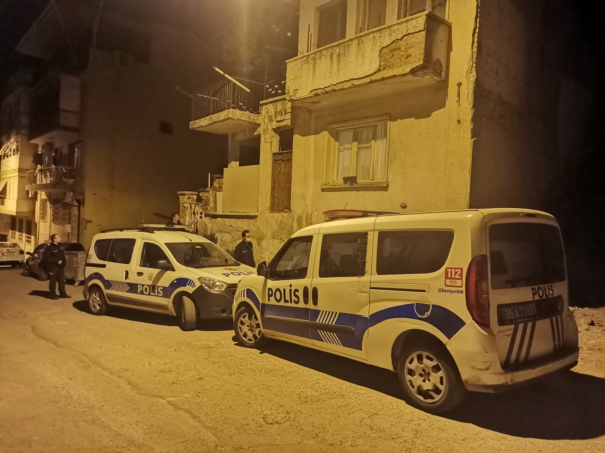 İzmir'de kan donduran olay! Öfkeli kadın, kucağında çocuğu olan anneyi bıçakladı