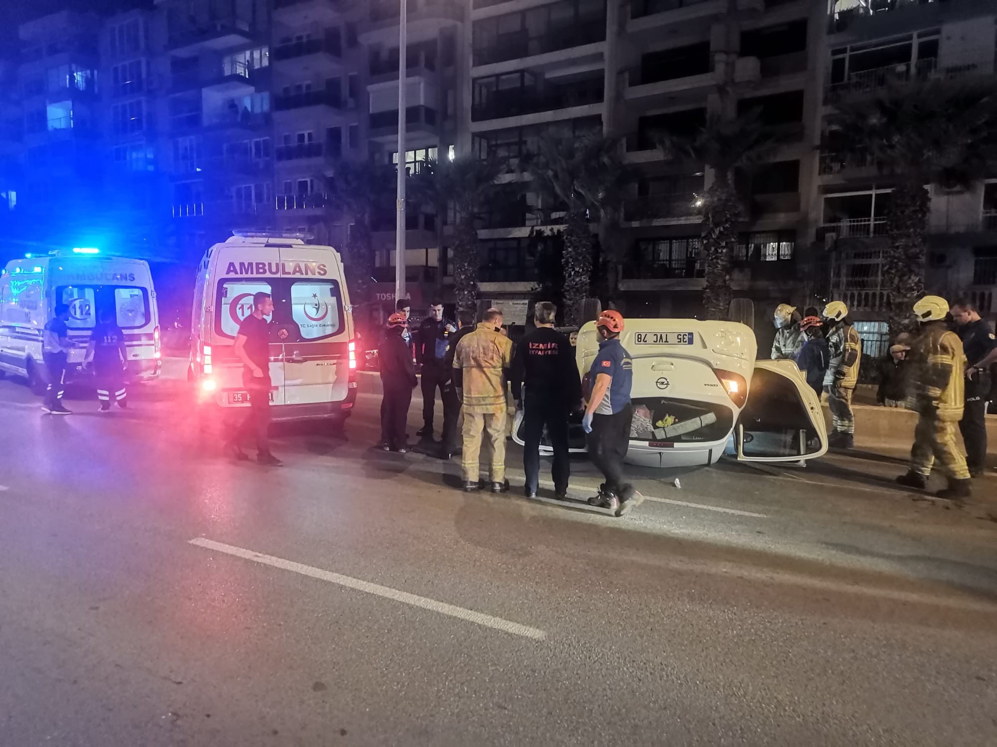 Kontrolden çıkan otomobil refüje çarpıp takla attı: 4 yaralı