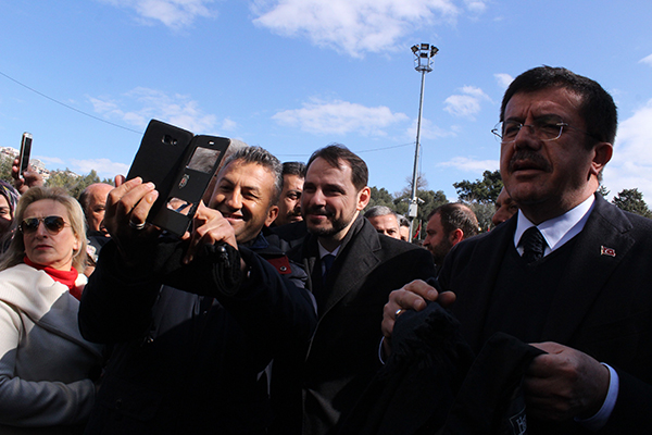 Bakan Albayrak’a Sevgi Yolu’nda sevgi seli