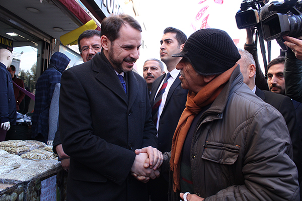 Bakan Albayrak’a Sevgi Yolu’nda sevgi seli