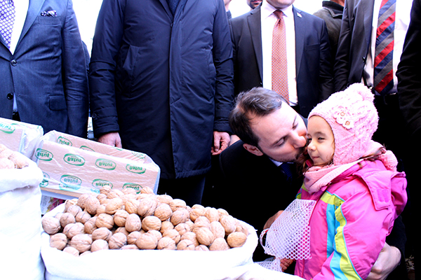 Bakan Albayrak’a Sevgi Yolu’nda sevgi seli
