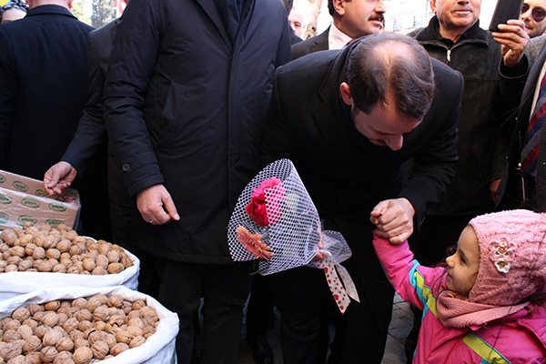 Bakan Albayrak’a Sevgi Yolu’nda sevgi seli