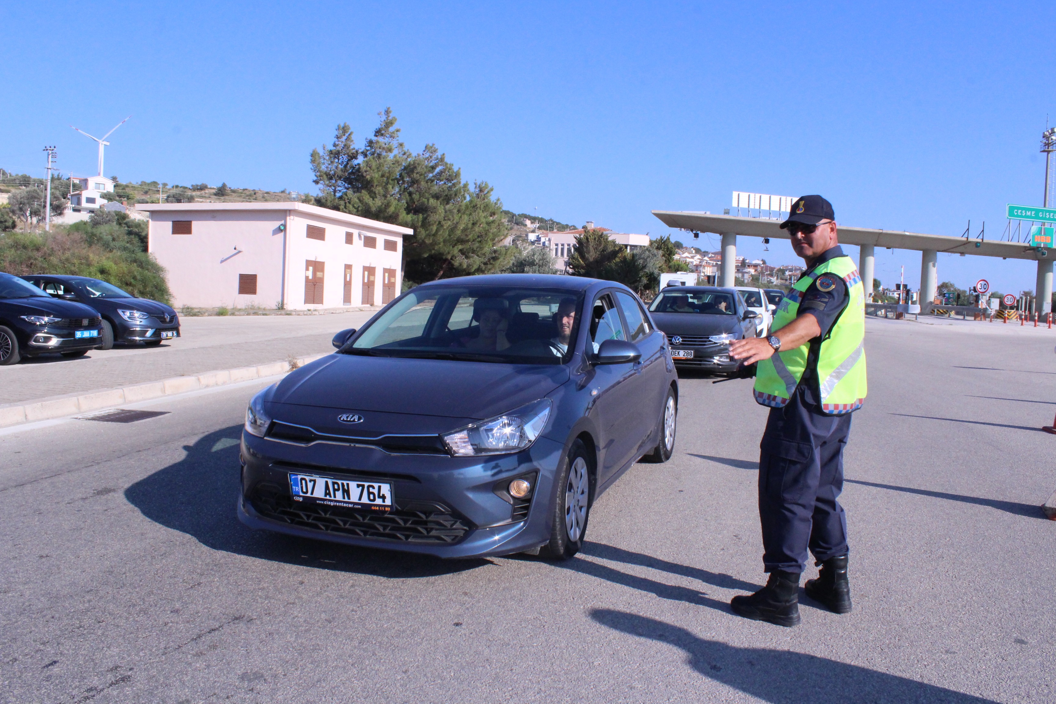 Çeşme’de tatilcilere çiçekli karşılama