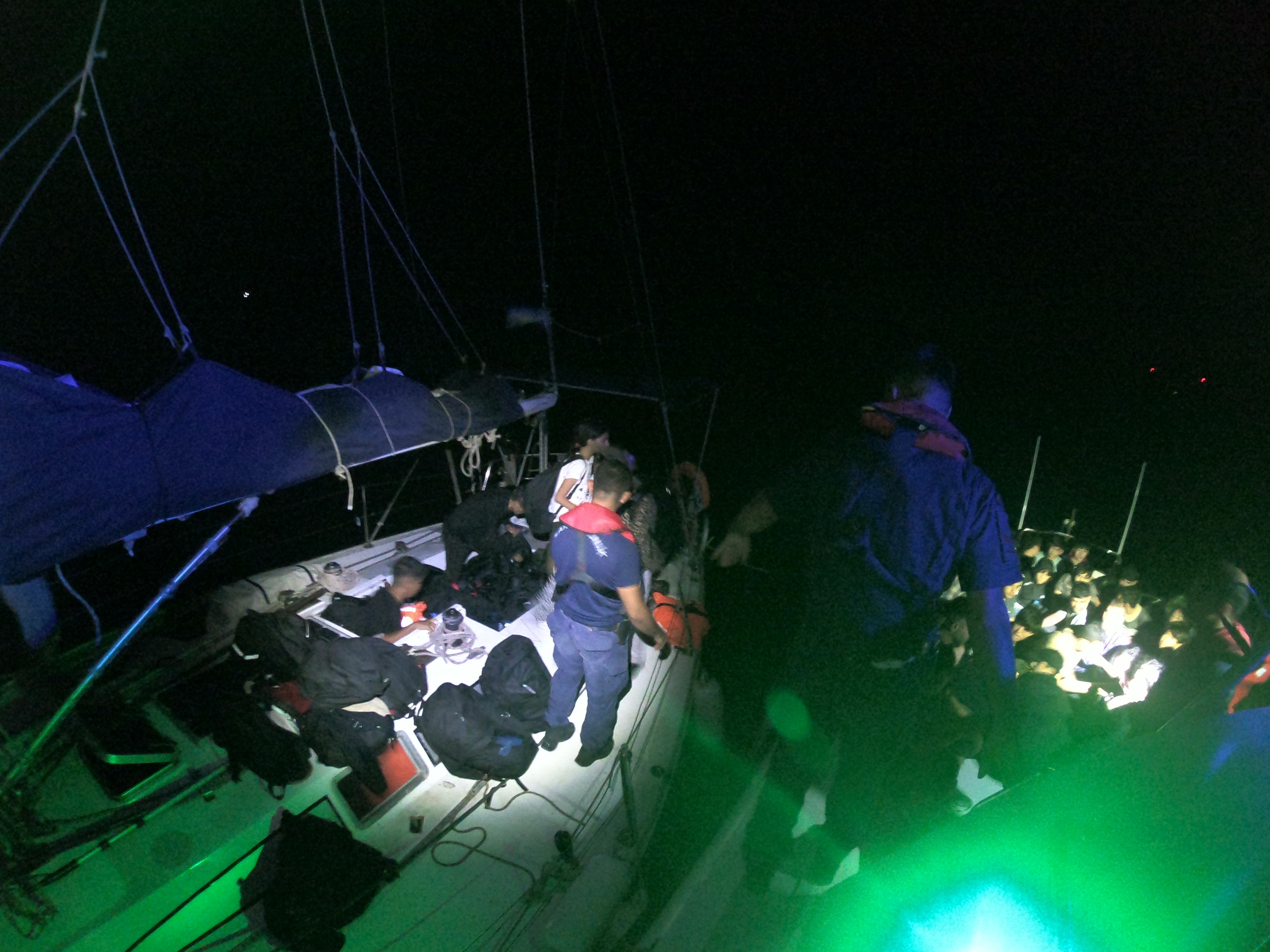 İzmir açıklarında 132 düzensiz göçmen kurtarıldı, 89 göçmen yakalandı