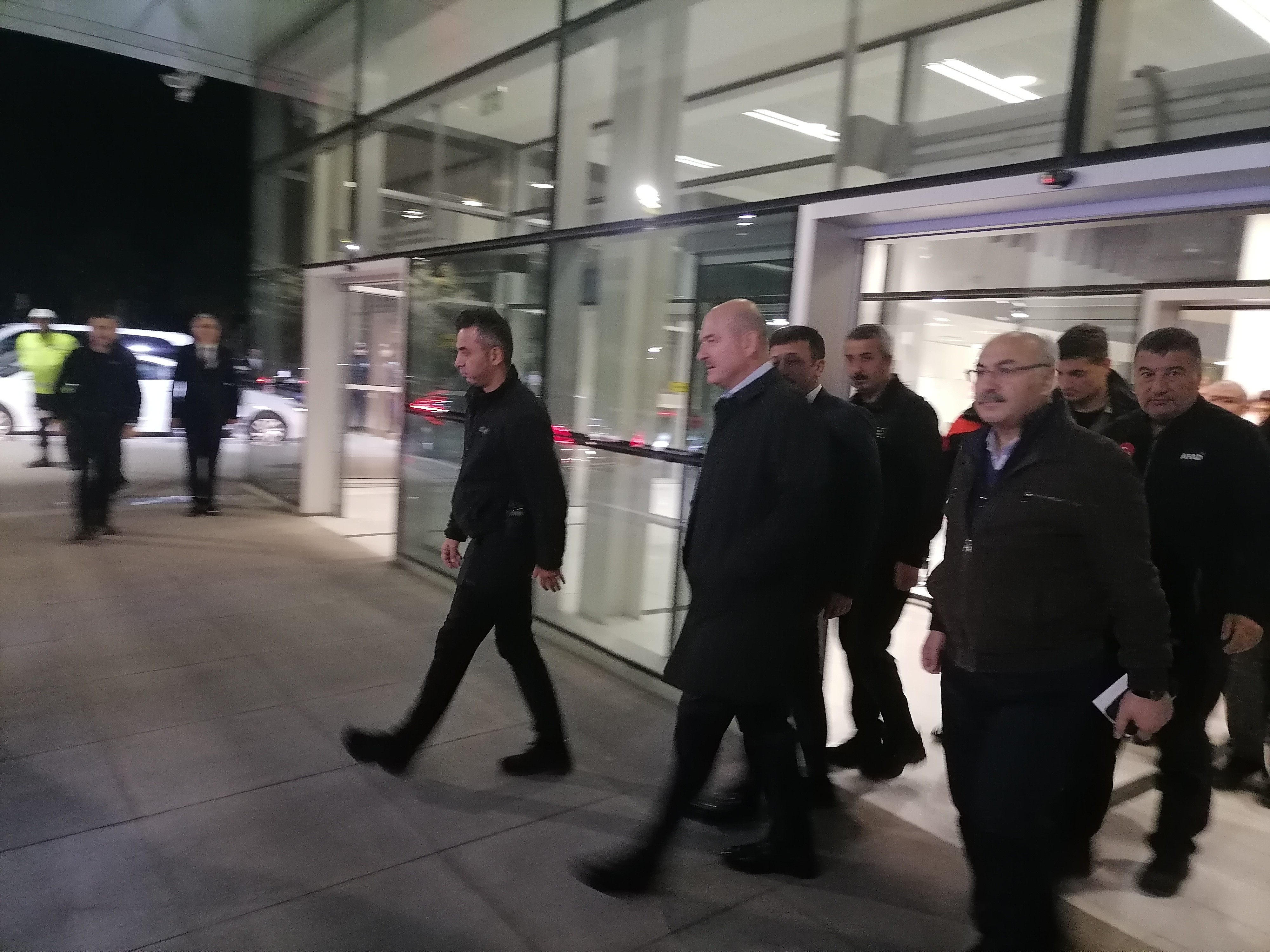 Deprem sonrası vatandaşlar sokağa döküldü! İşte deprem raporu...