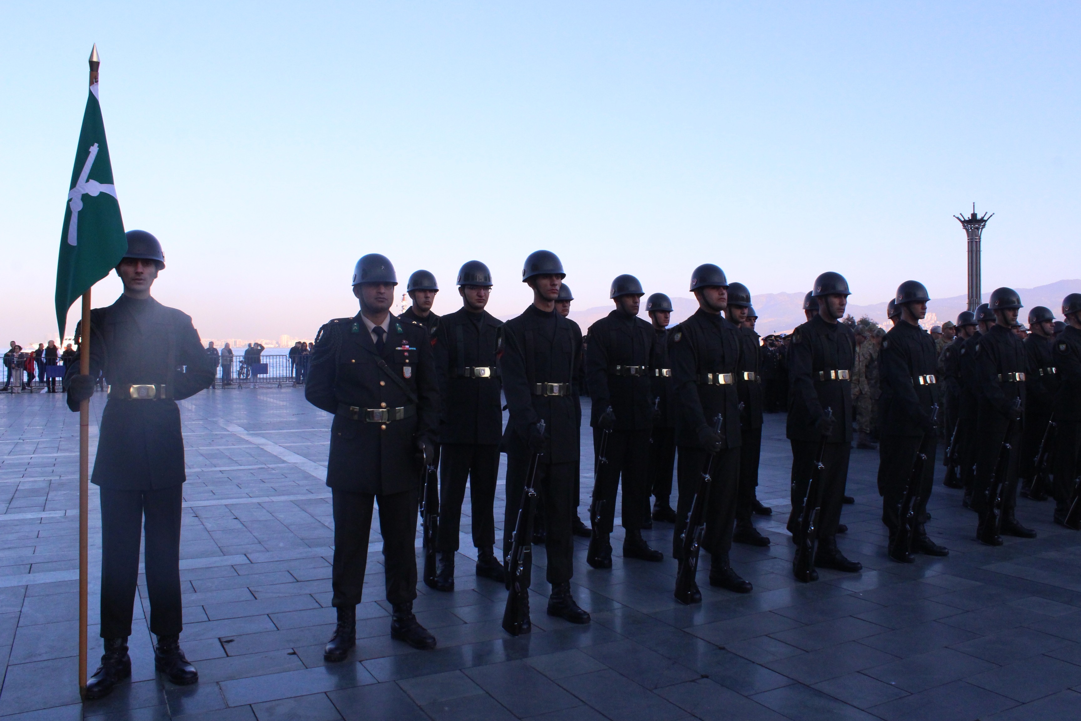 İzmir'de saat 9'u 5 geçe hayat durdu!