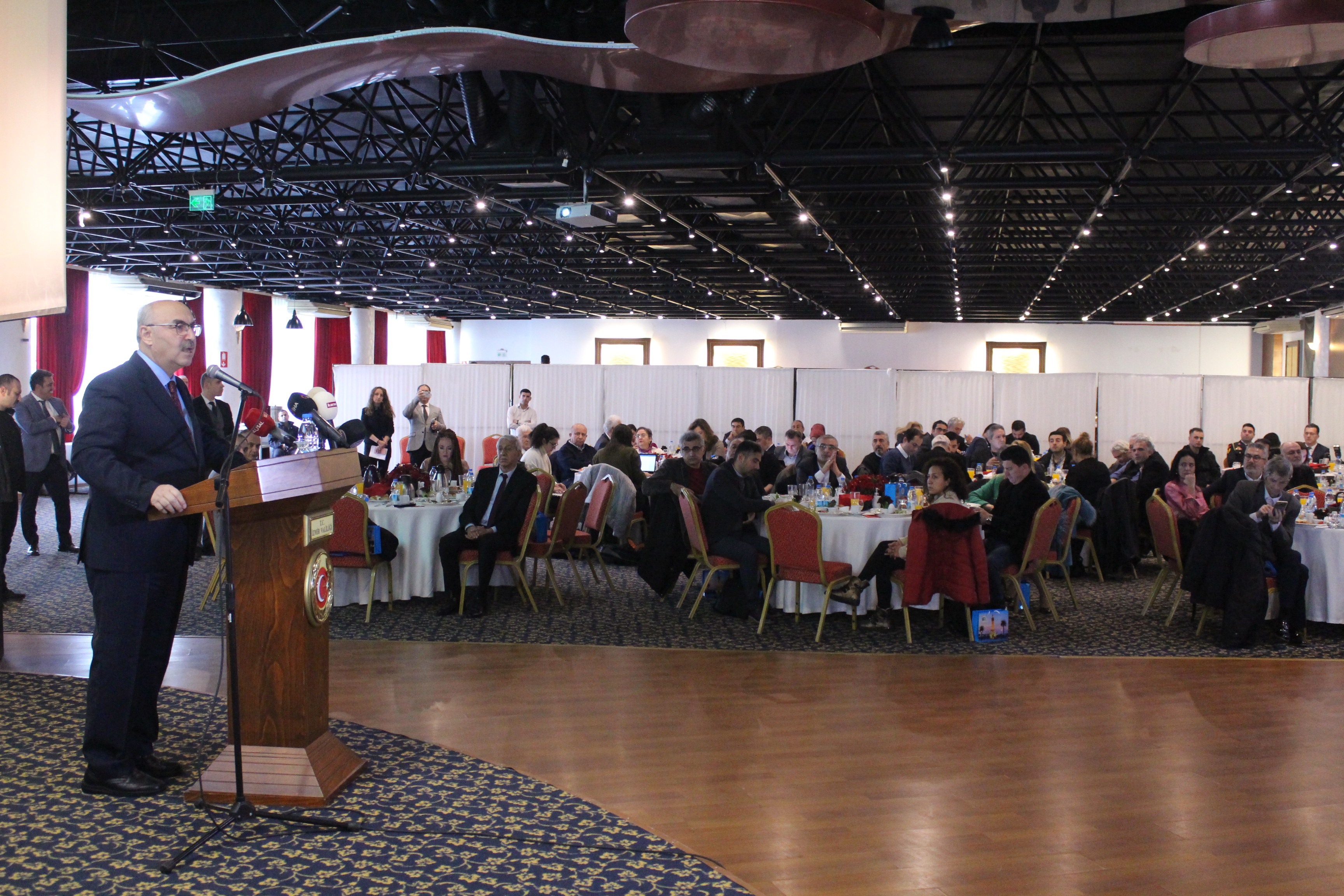 VALİ KÖŞGER: "MEDYA DEMOKRASİNİN VAZGEÇİLMEZİ"