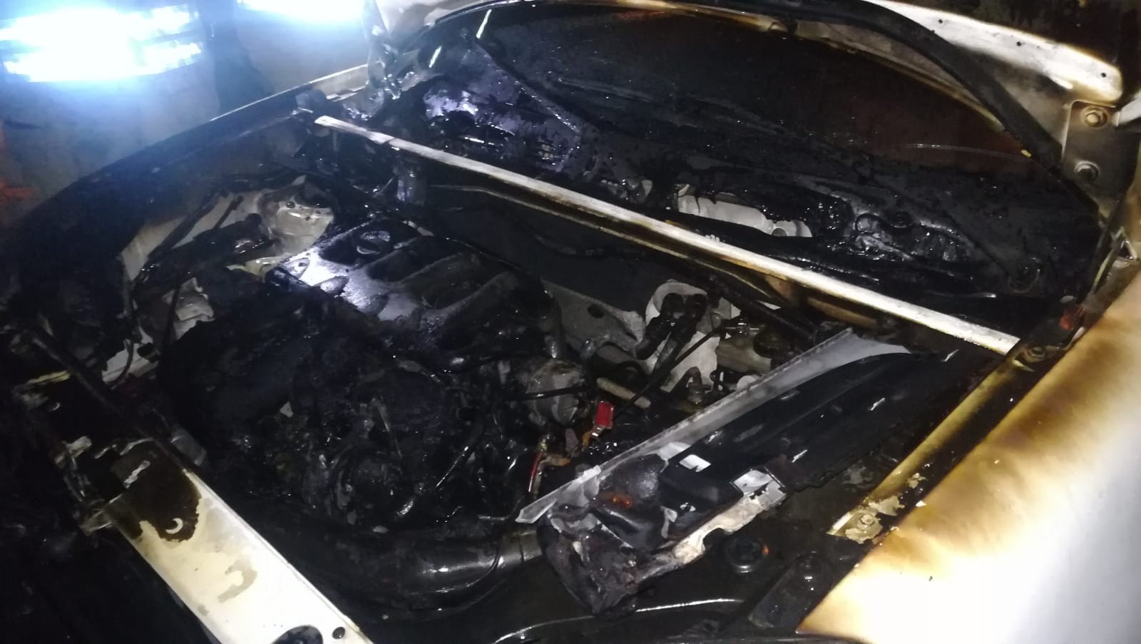 İzmir'de park halindeki araç alev alev yandı