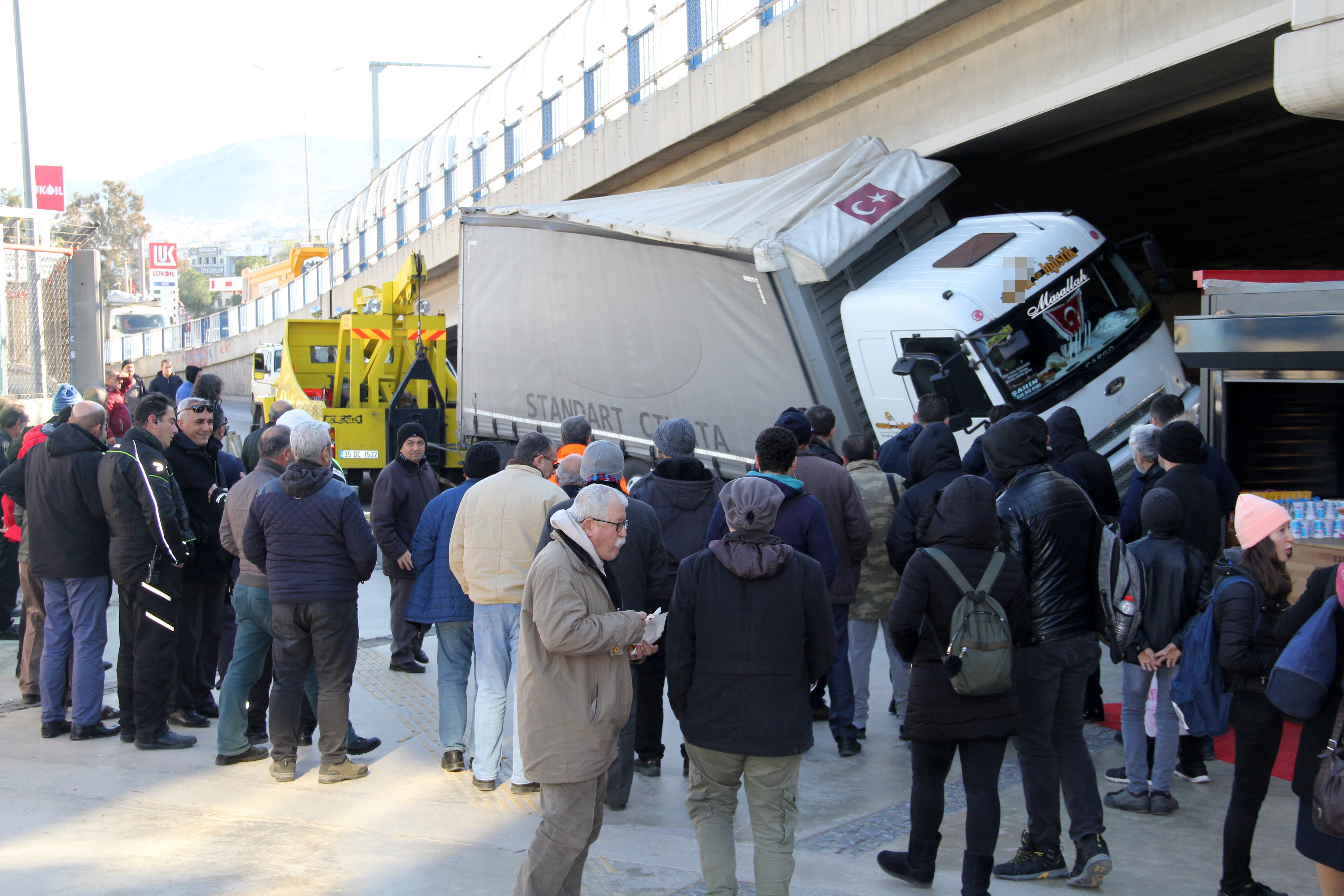 İzmir’de yasaklı yola giren tır, köprüye takıldı