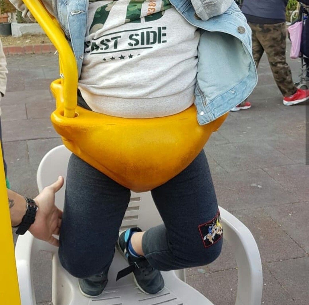 Salıncak oturağına sıkışan çocuk için seferber oldular