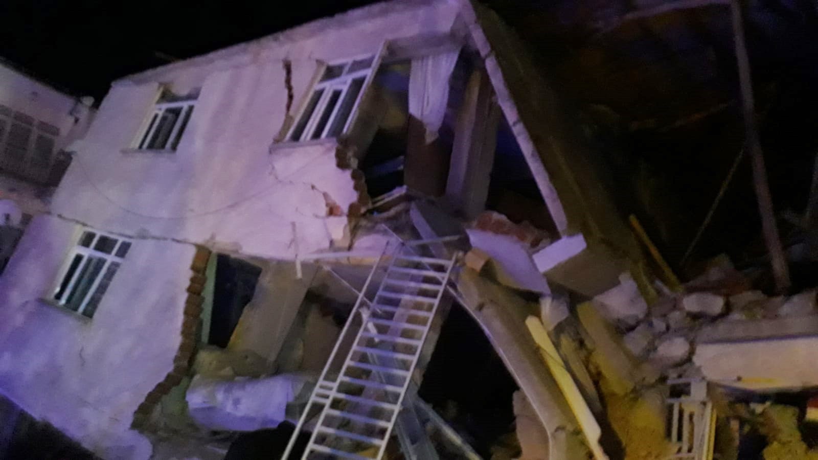 Bakanlar deprem sonrası incelemelerde bulunmak üzere Elazığ'a gidiyor