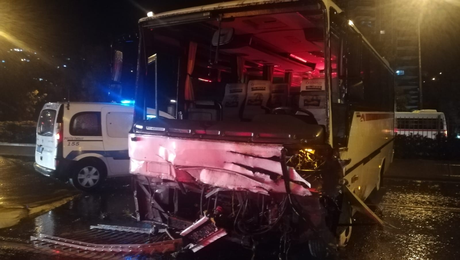 Refüjü ve demir parmakları aşan servis aracı karşı şeride geçti