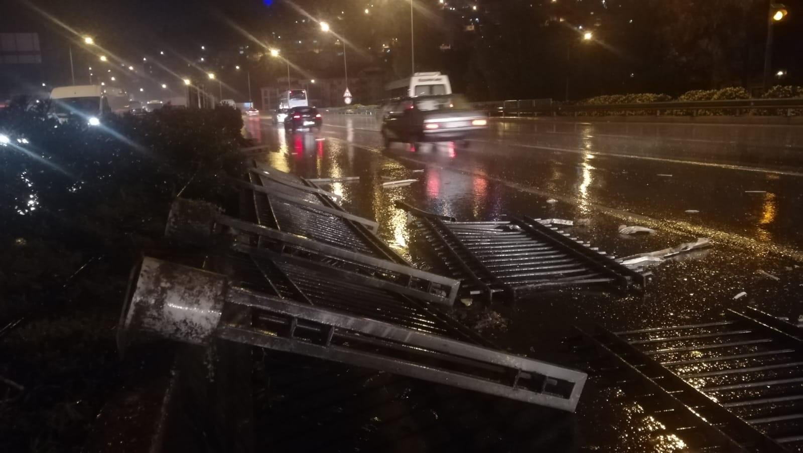 Refüjü ve demir parmakları aşan servis aracı karşı şeride geçti