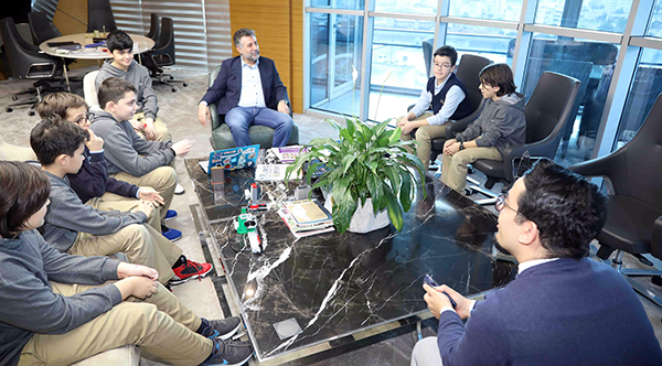 Genç mucitlerden yaya geçidi projesi