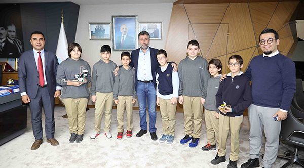 Genç mucitlerden yaya geçidi projesi