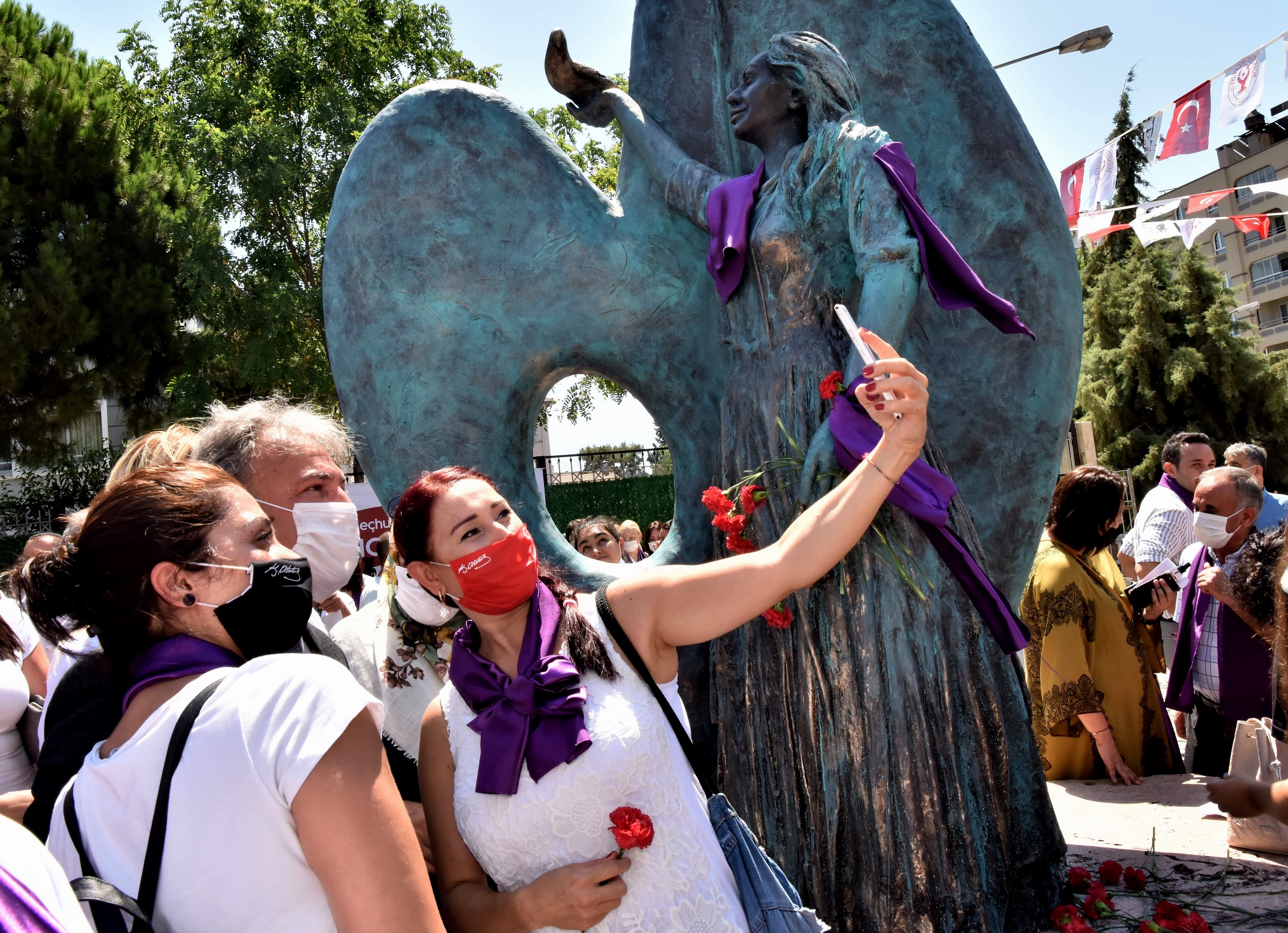 Bornova Belediyesi’nden anlamlı açılış...  Katledilen tüm kadınlar anısına...