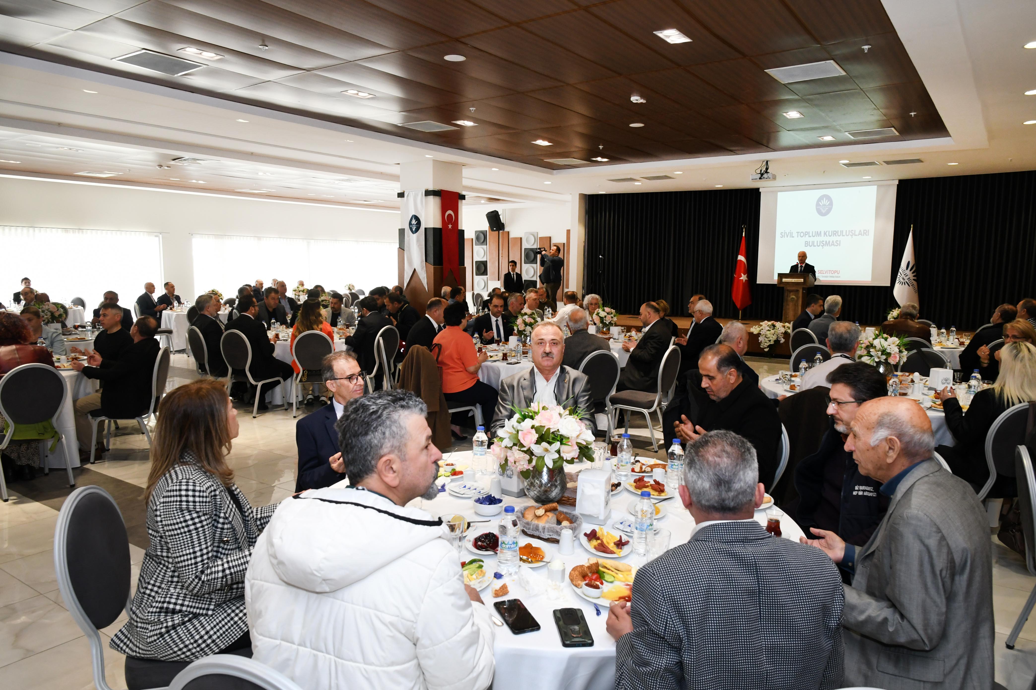 Başkan Selvitopu, sivil toplum kuruluşlarının yöneticileriyle kahvaltıda buluştu.