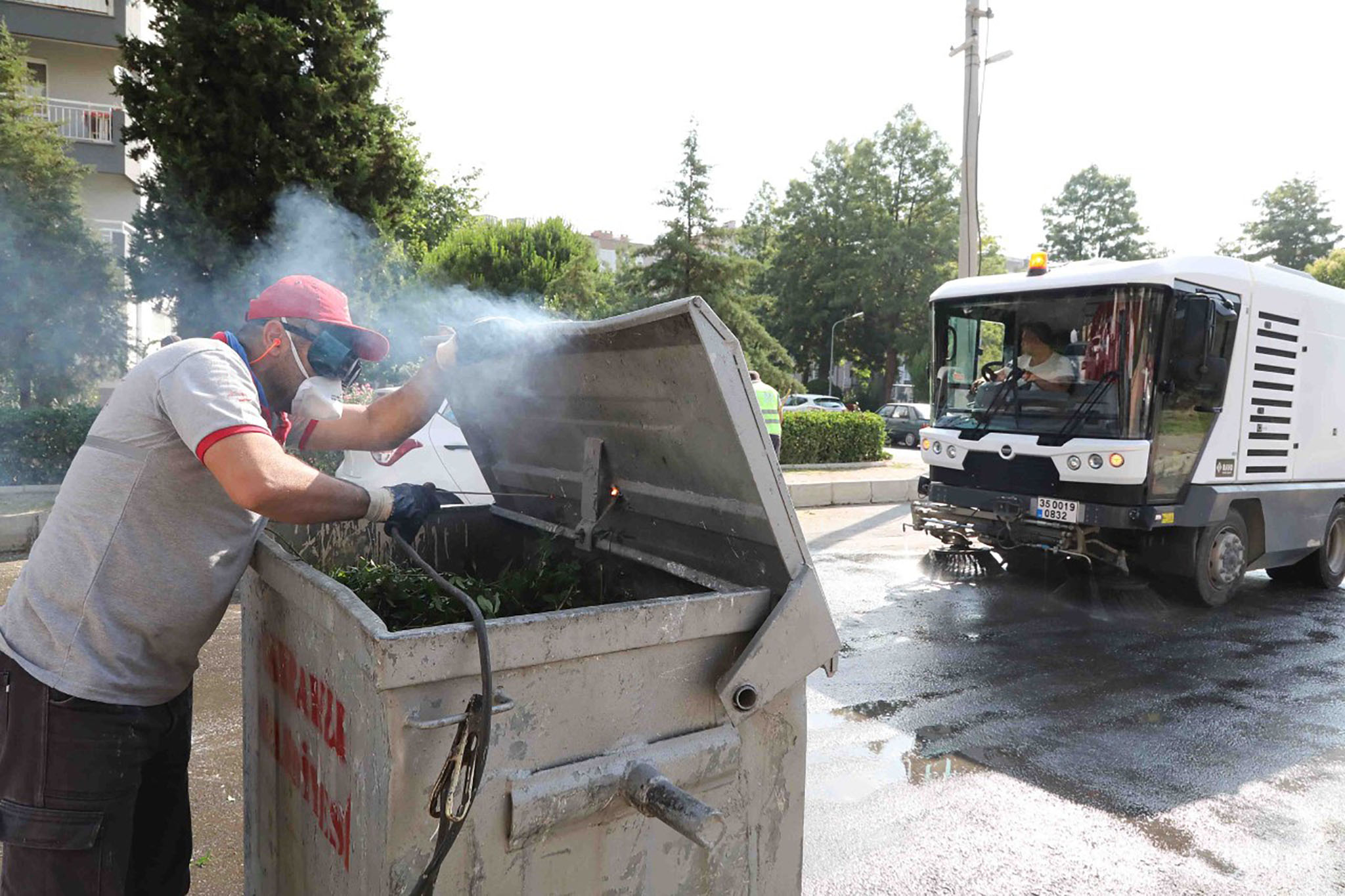Bayraklı’nın sokaklarında yaz temizliği