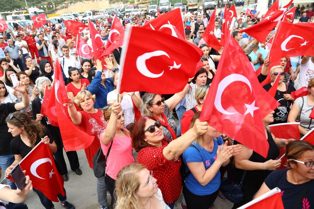 Bayraklı'da davullu zurnalı 1 Mayıs