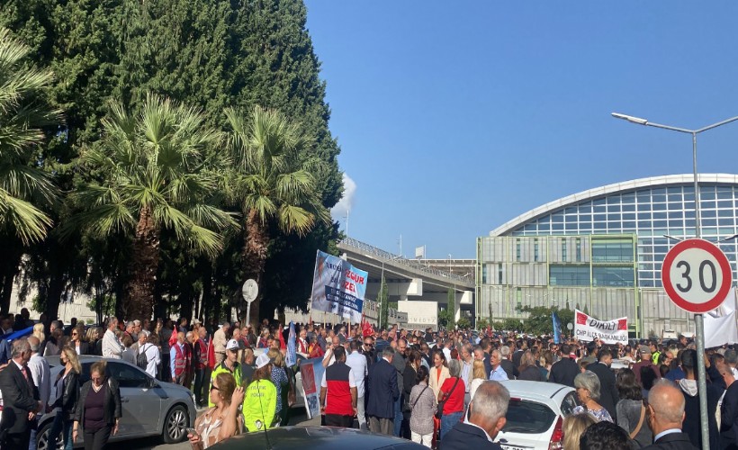 Özgür Özel'e İzmir'den coşkulu karşılama