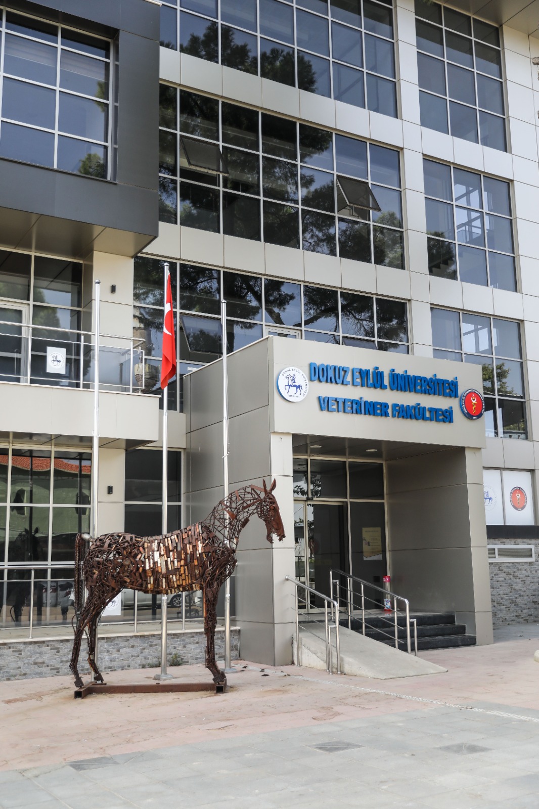 Deü Veteriner Fakültesi’nden Bilime Katkı: O Eser Türkçeye Çevrildi