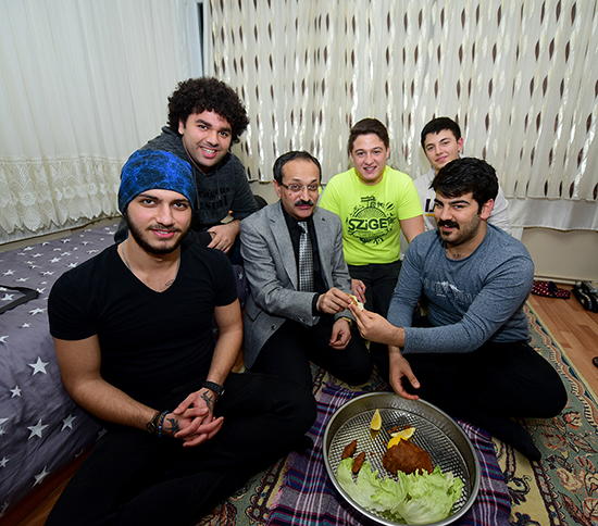 Rektör Vekili Çelik’e Öğrencilerden Çiğköfte Ziyafeti