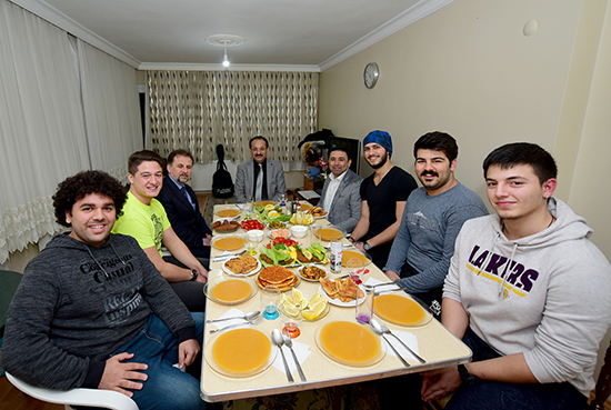 Rektör Vekili Çelik’e Öğrencilerden Çiğköfte Ziyafeti