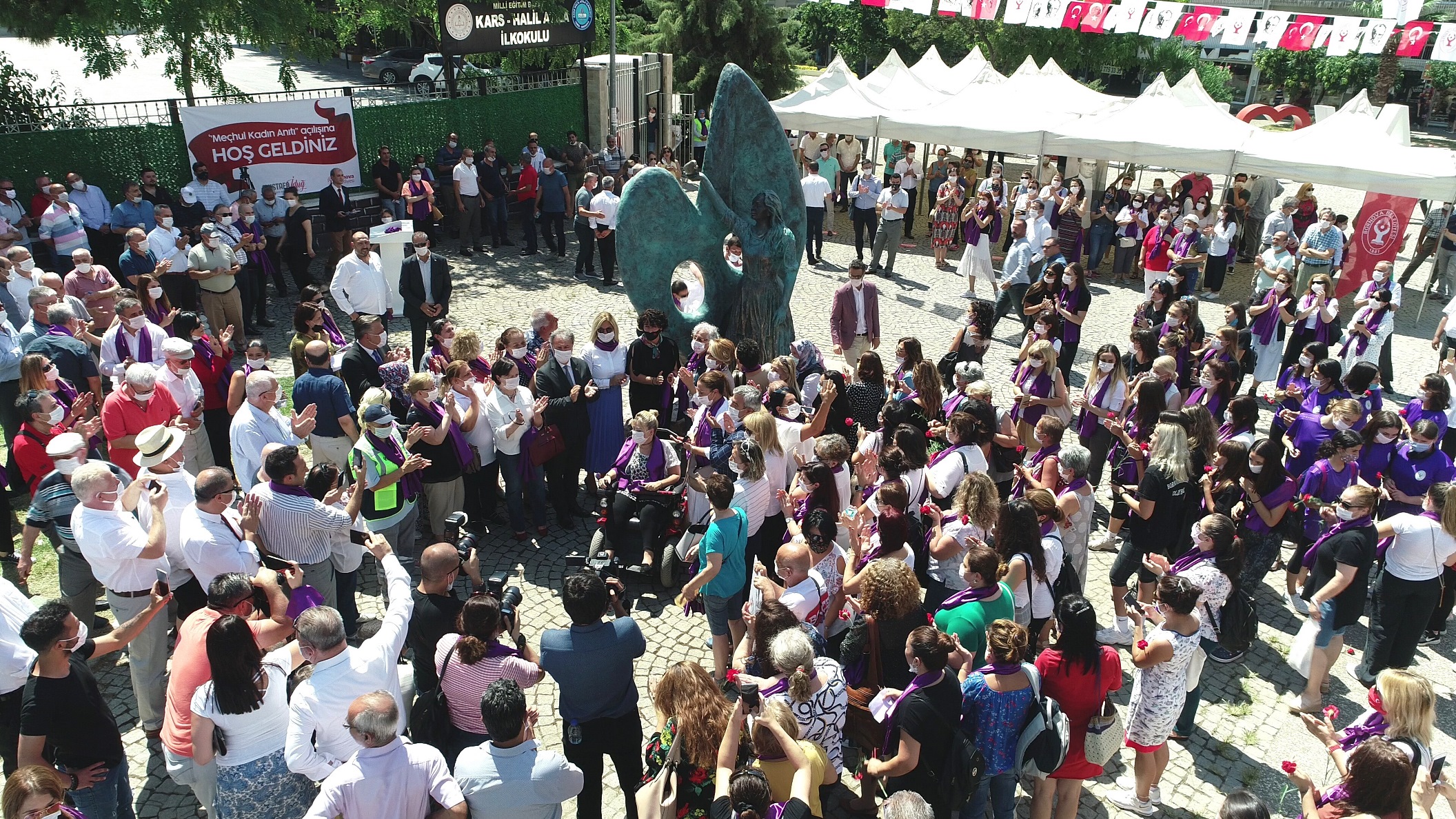 Bornova Belediyesi’nden anlamlı açılış...  Katledilen tüm kadınlar anısına...