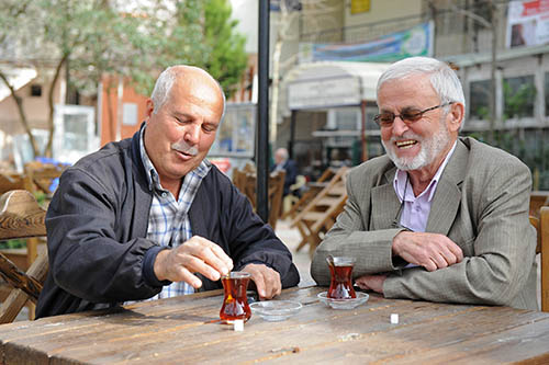 Buca’da 65 yaş üstü vatandaşlara çay ücretsiz