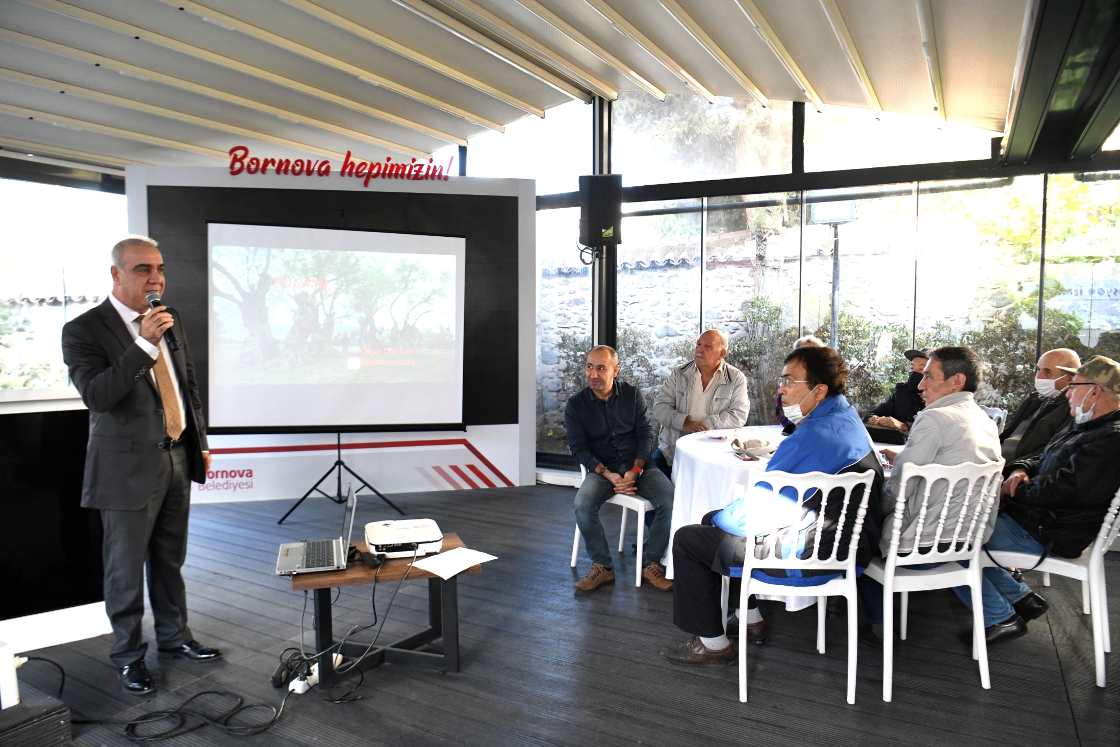 Bornovalı üreticilere zeytin budama eğitimi