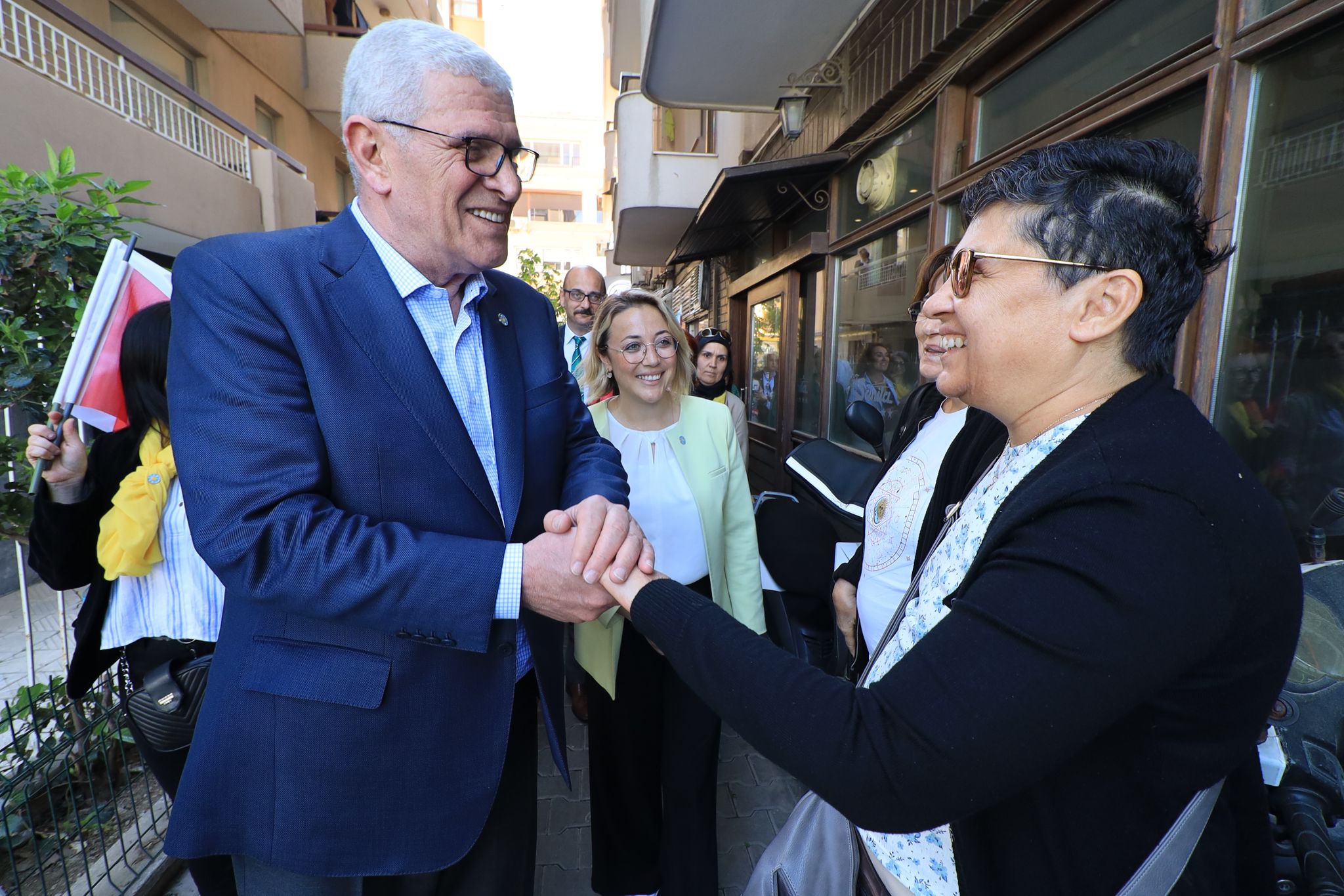 İYİ Partili Dervişoğlu Konak'ı karış karış gezdi