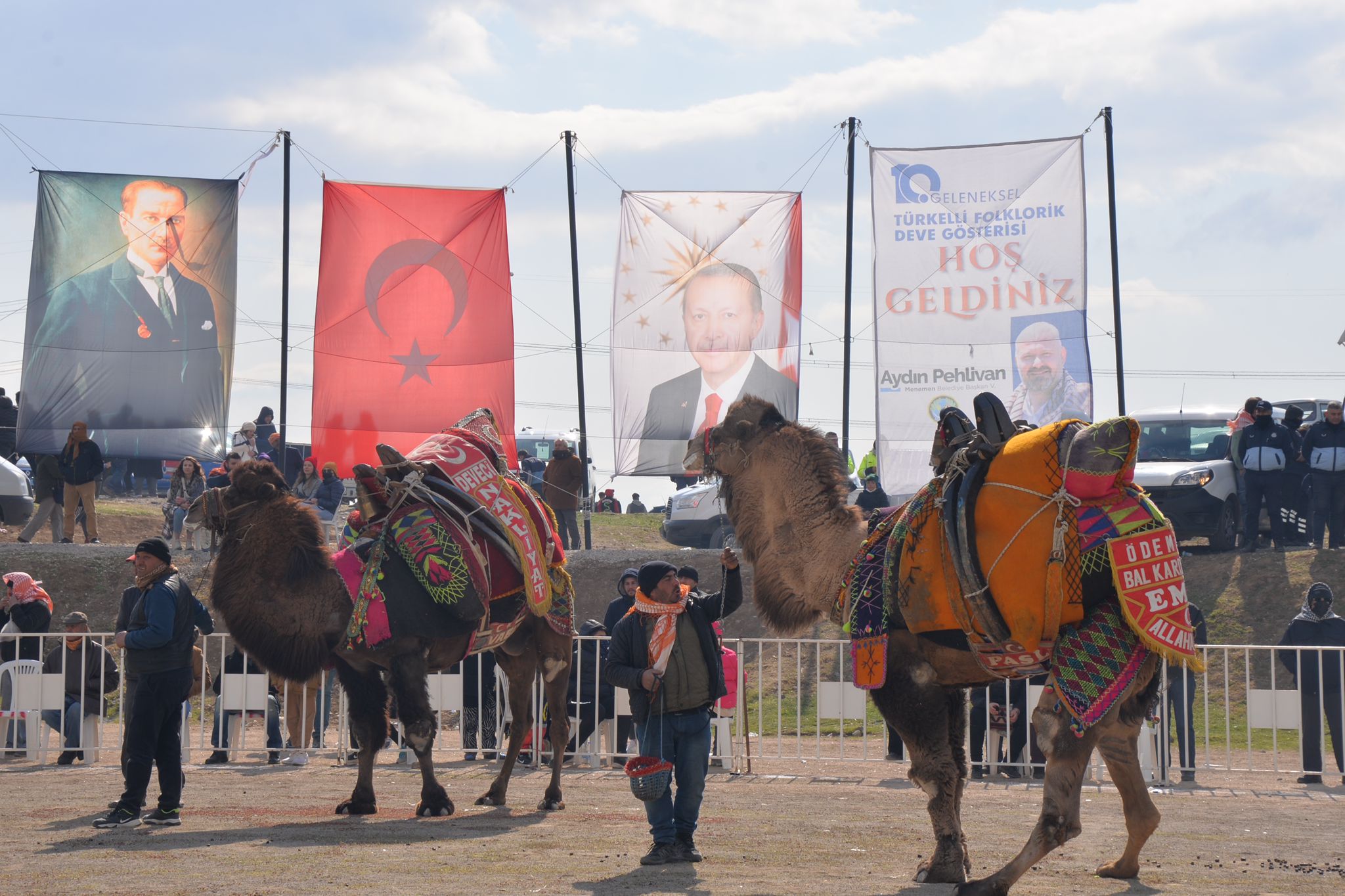 Menemen Folklorik Deve Gösterisi'nde renkli sahneler