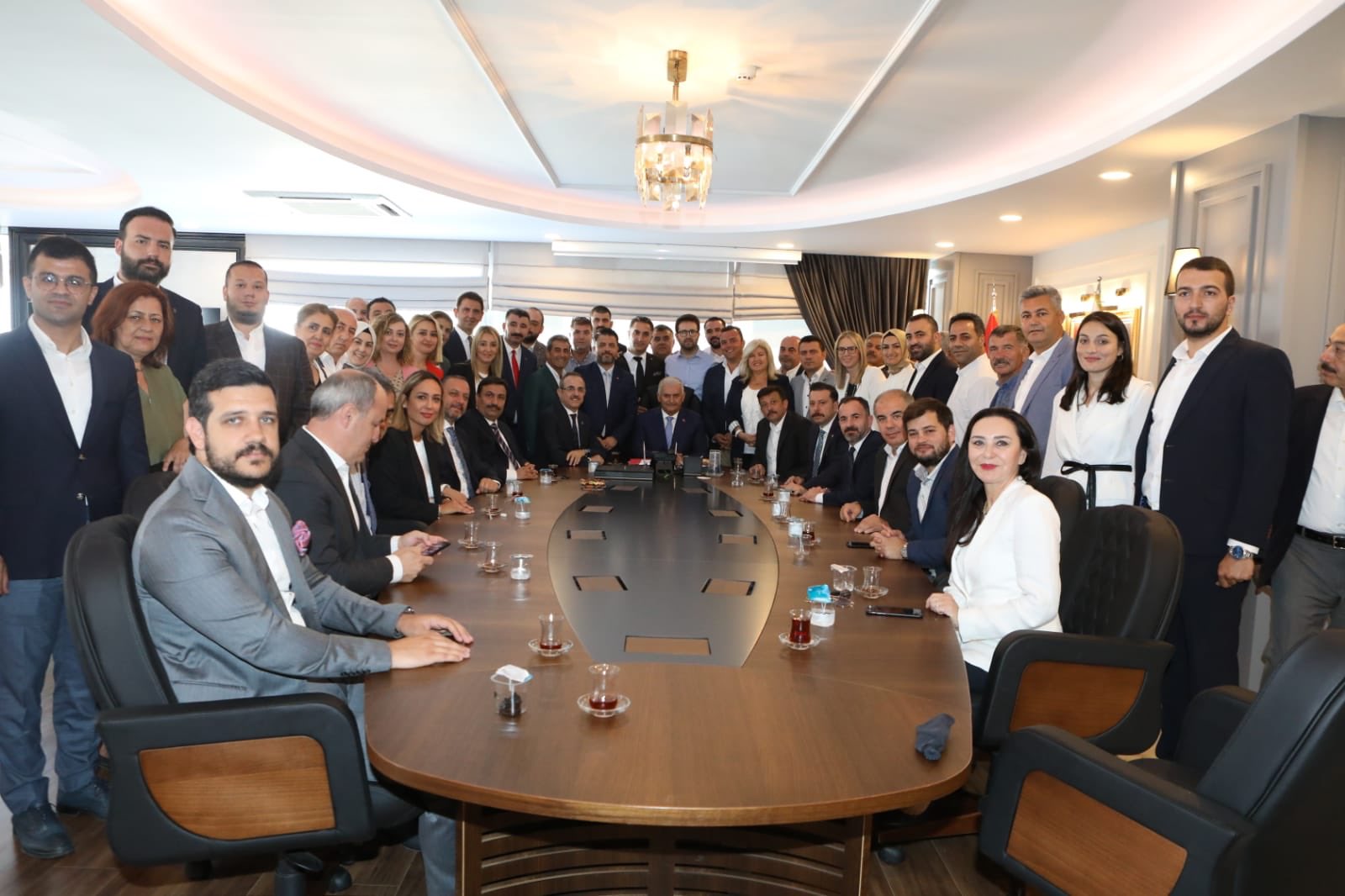 Bir saatlik toplantıda neler konuşuldu? Binali Yıldırım'dan teşkilata talimat