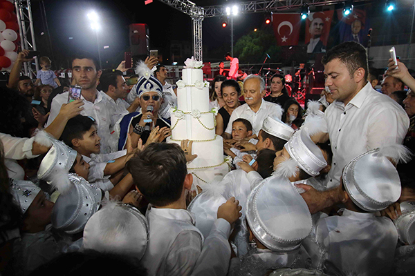 Bayraklı'da sünnet şöleni