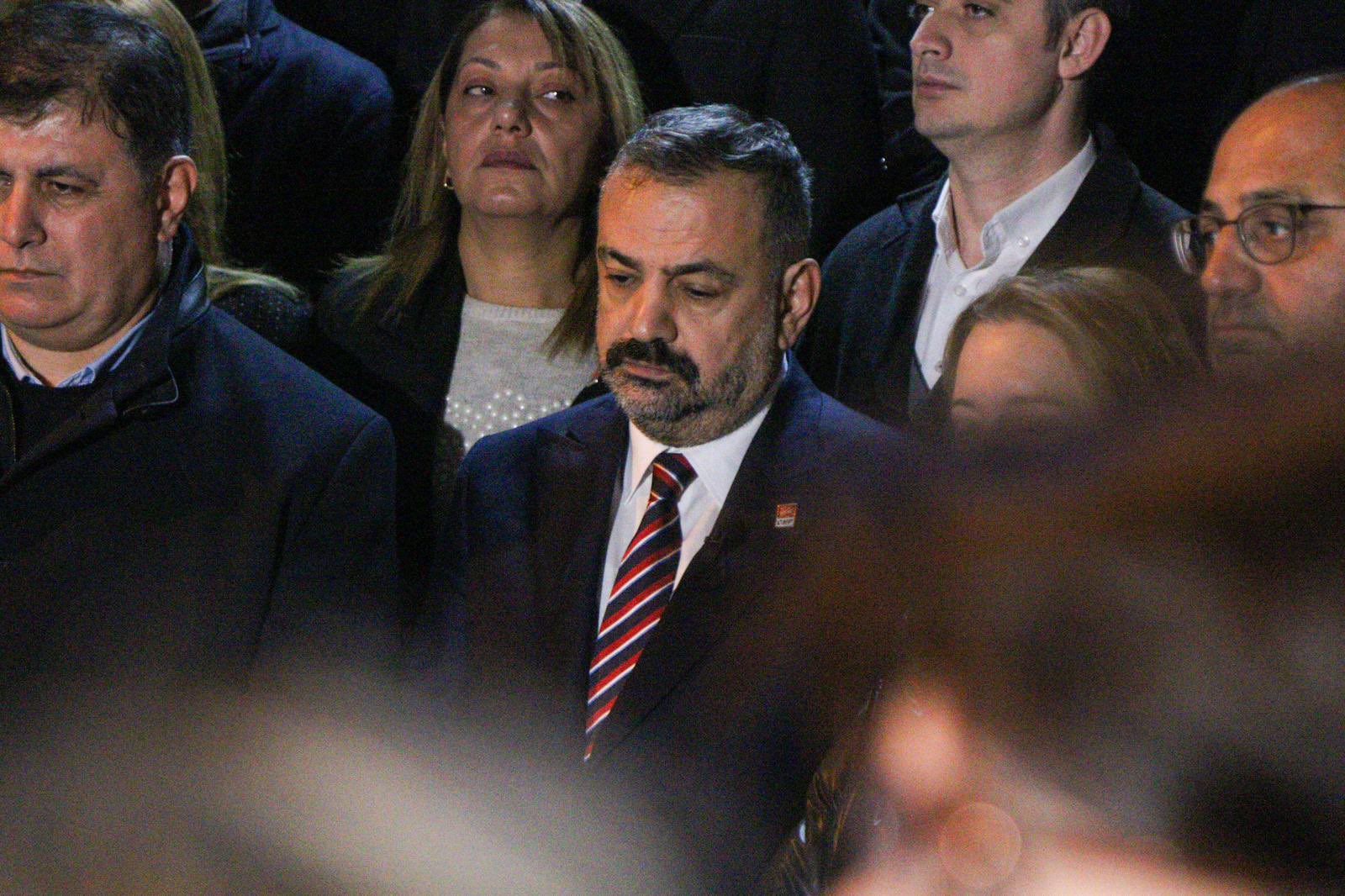 Chp İzmir 04.17’de Saygı Duruşundaydı