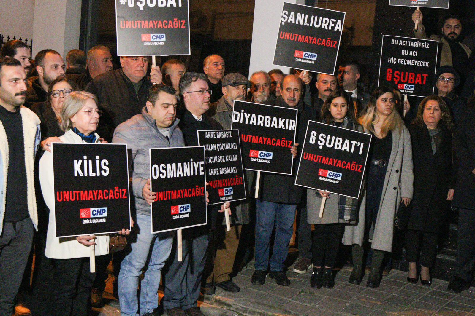 Chp İzmir 04.17’de Saygı Duruşundaydı