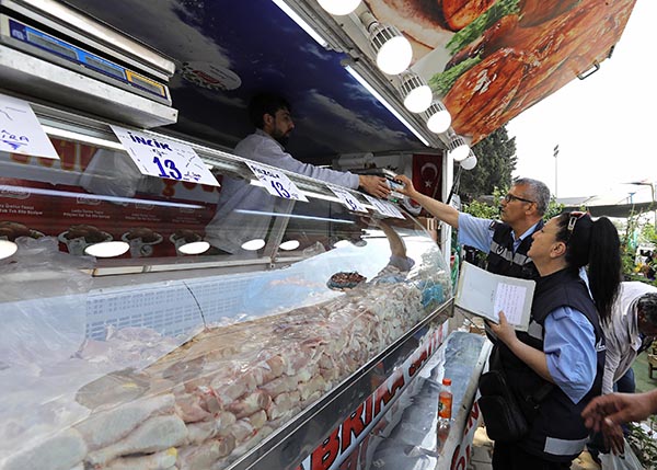Buca zabıtasından ‘Pazar’ denetimi