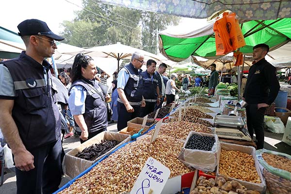 Buca zabıtasından ‘Pazar’ denetimi