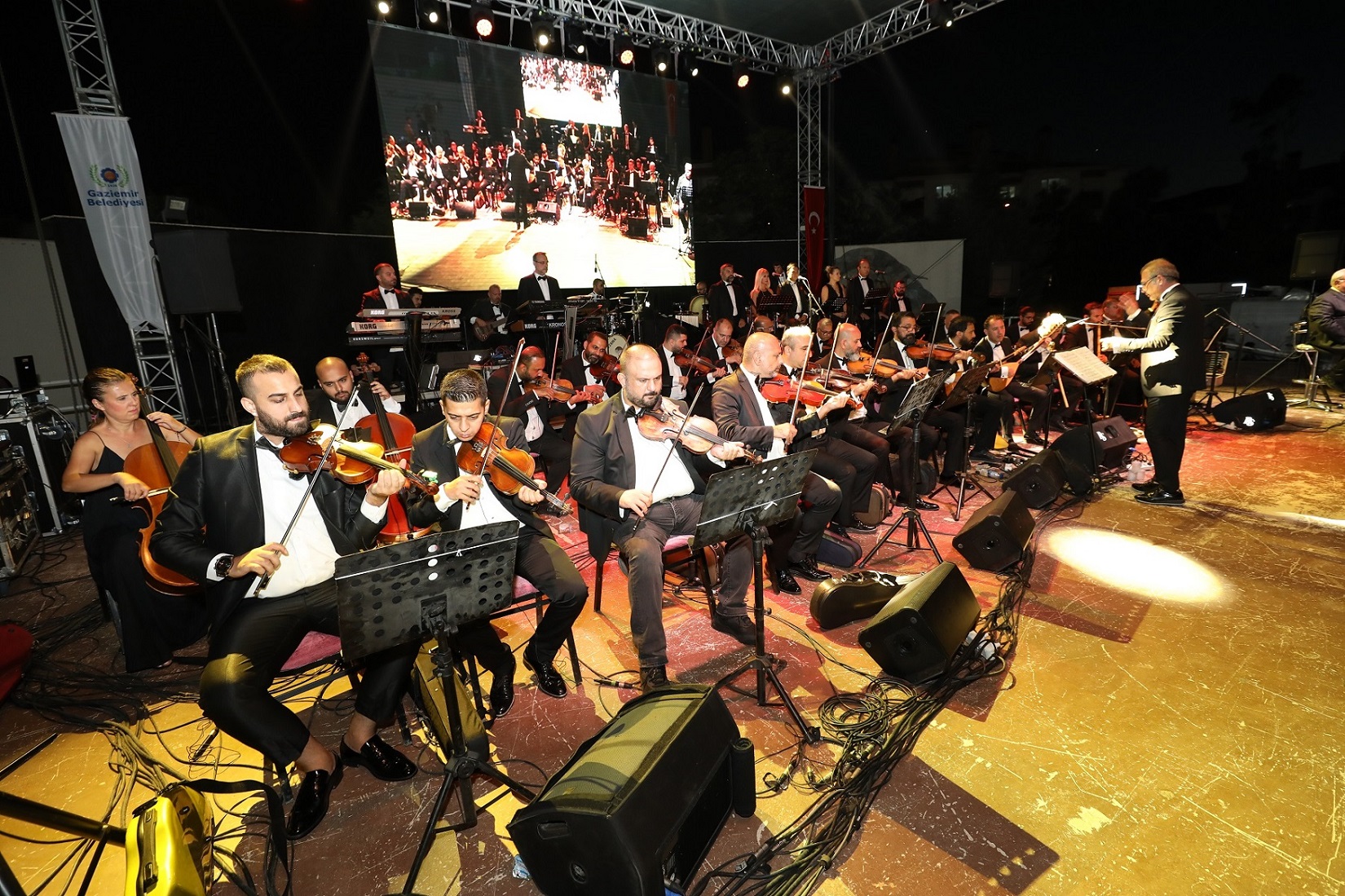 Gaziemir’de 99. gurur yılına yakışır kutlama