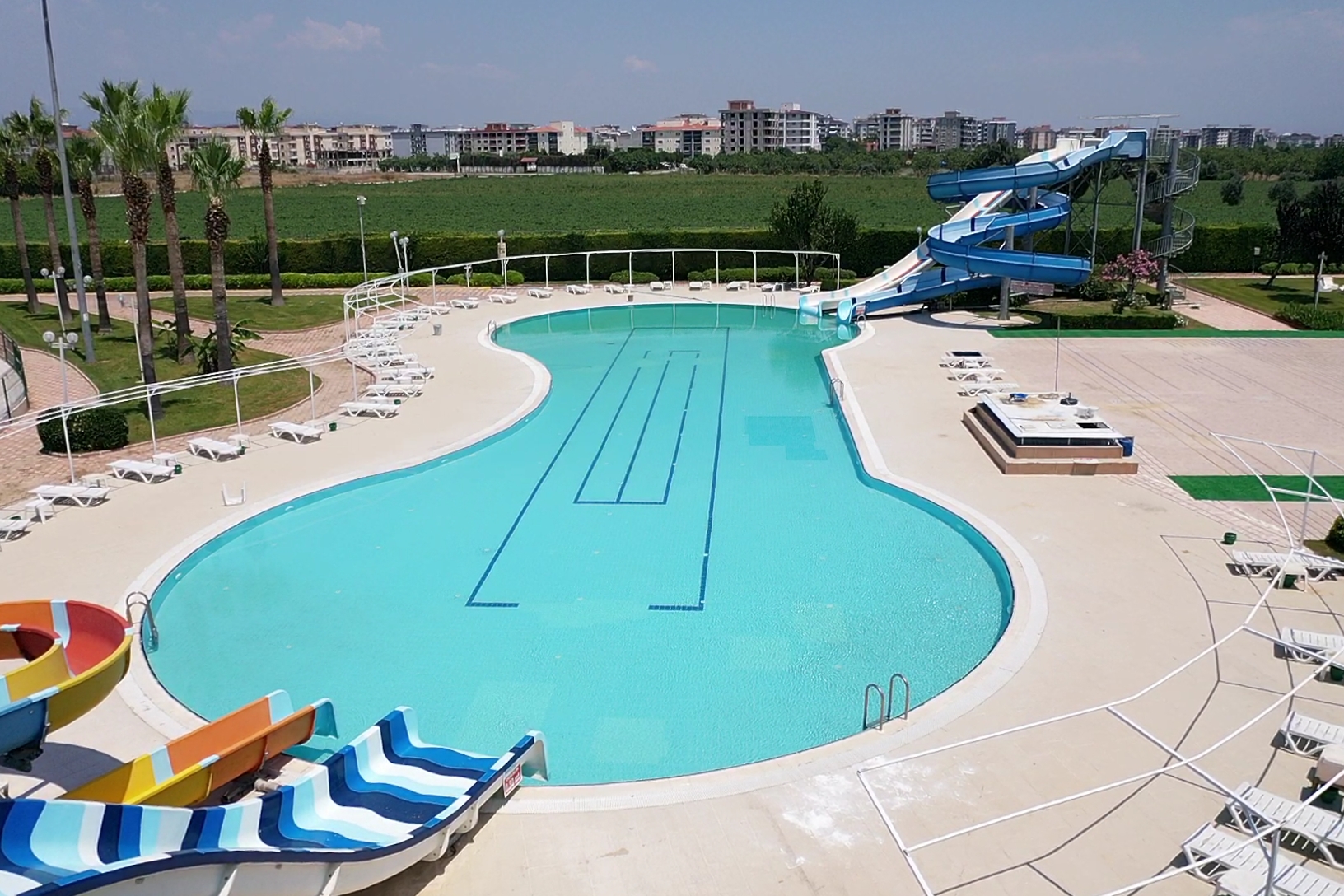 Torbalı'nın eğlence merkezlerinden biri haline gelen Aquapolis Yüzme Havuzu, yarın kapılarını açıyor.