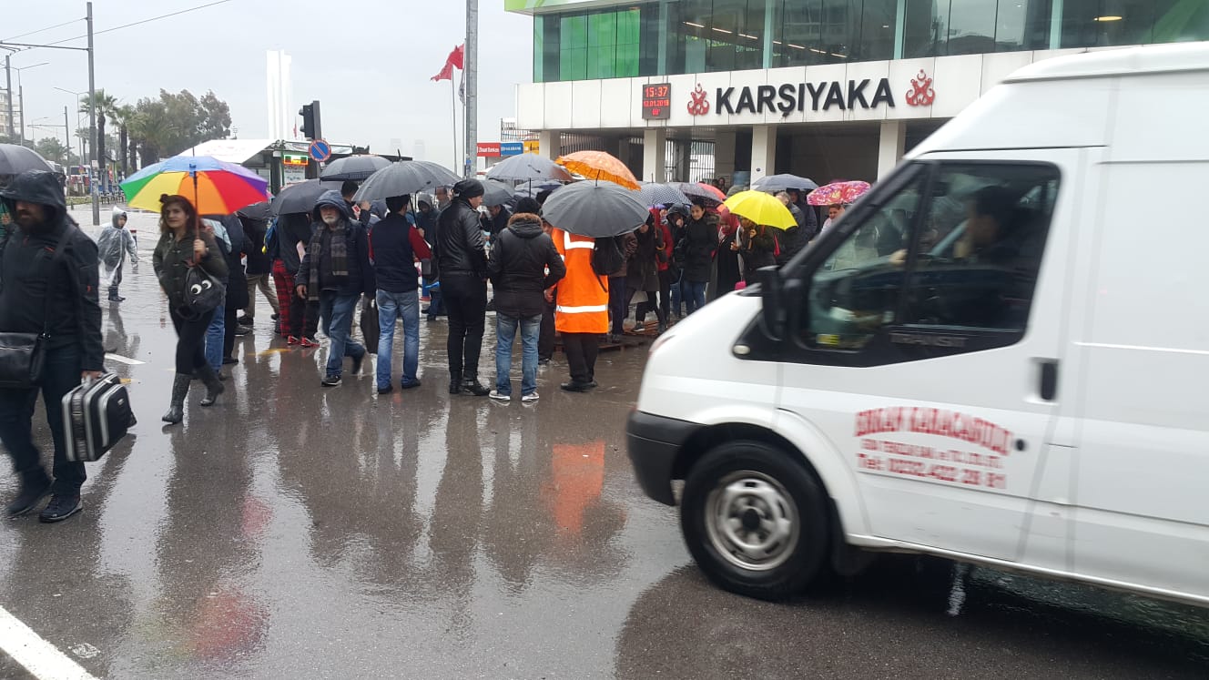 Aziz ve Hüseyin'in Yapamadığını Vatandaş Yaptı: "Karşıyaka İskeleye Yapay Köprü"