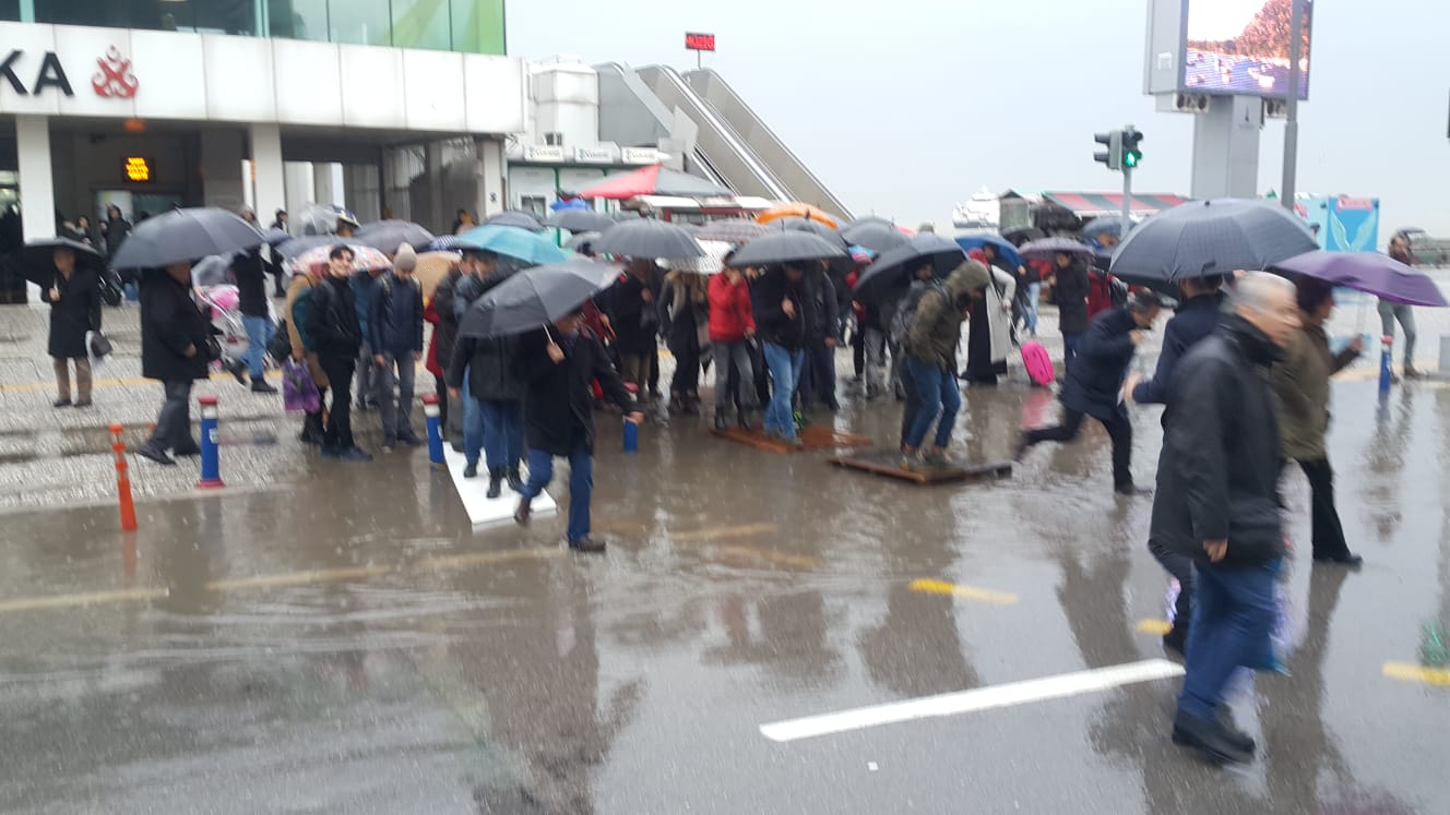 Aziz ve Hüseyin'in Yapamadığını Vatandaş Yaptı: "Karşıyaka İskeleye Yapay Köprü"