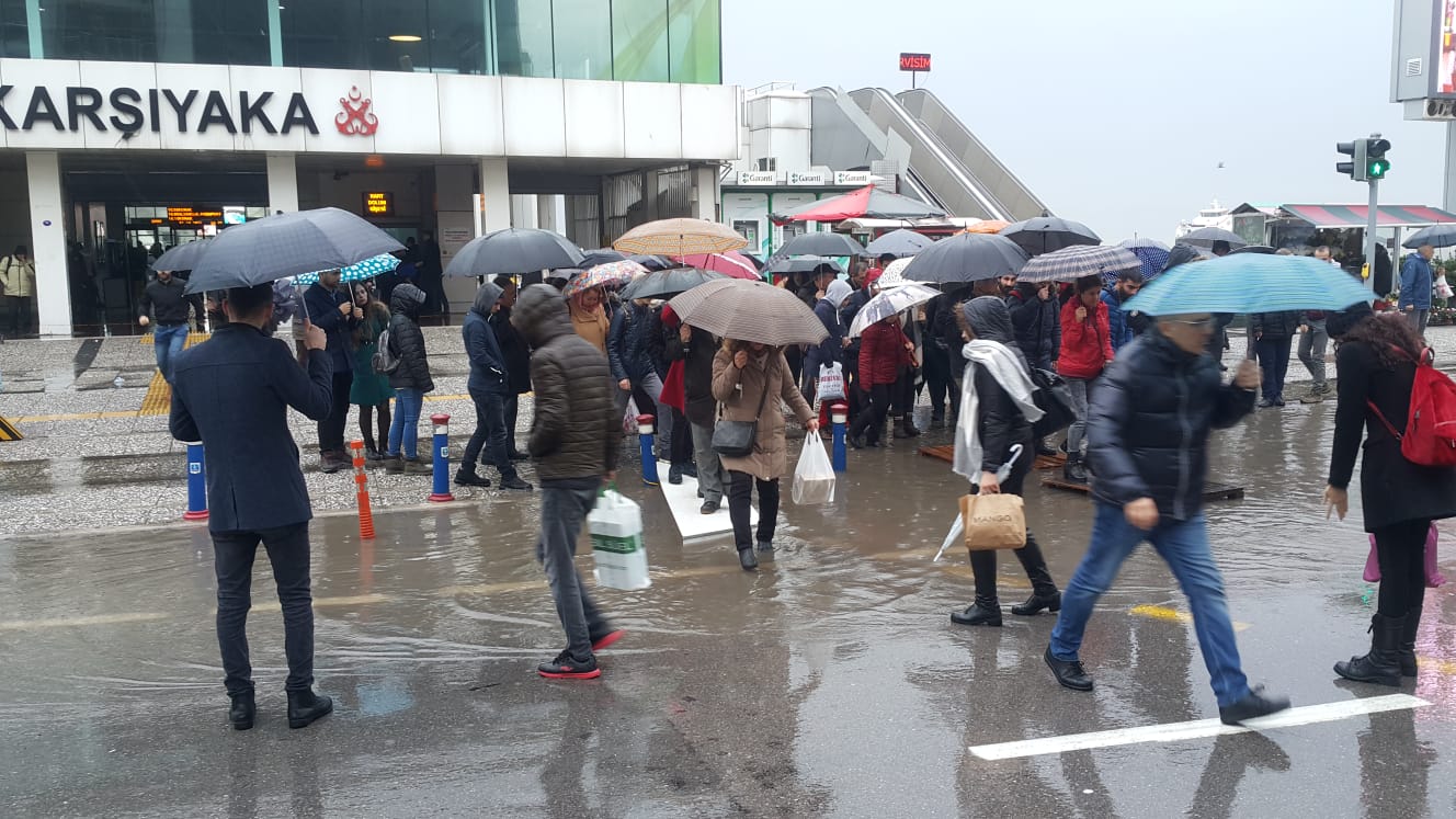 Aziz ve Hüseyin'in Yapamadığını Vatandaş Yaptı: "Karşıyaka İskeleye Yapay Köprü"