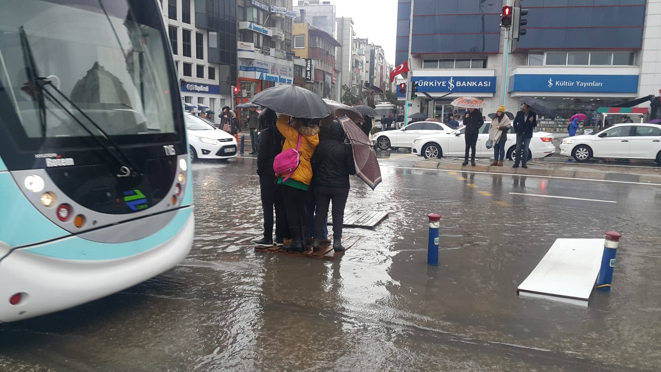 Aziz ve Hüseyin'in Yapamadığını Vatandaş Yaptı: "Karşıyaka İskeleye Yapay Köprü"