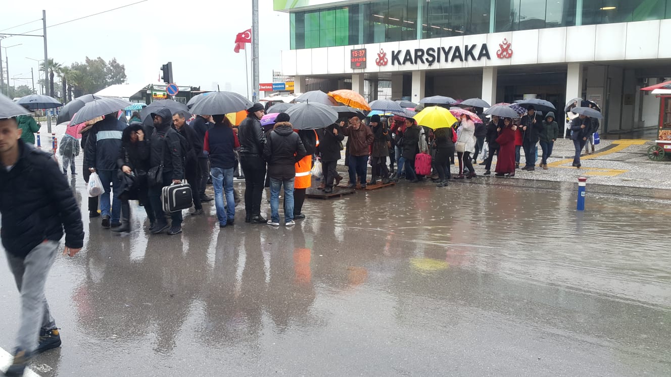 Aziz ve Hüseyin'in Yapamadığını Vatandaş Yaptı: "Karşıyaka İskeleye Yapay Köprü"