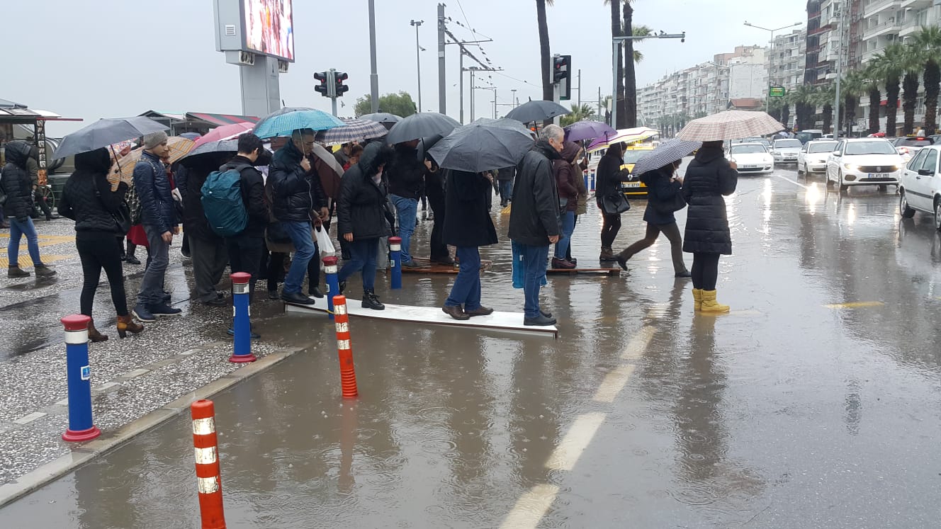 Aziz ve Hüseyin'in Yapamadığını Vatandaş Yaptı: "Karşıyaka İskeleye Yapay Köprü"