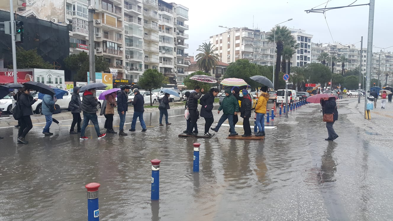Aziz ve Hüseyin'in Yapamadığını Vatandaş Yaptı: "Karşıyaka İskeleye Yapay Köprü"
