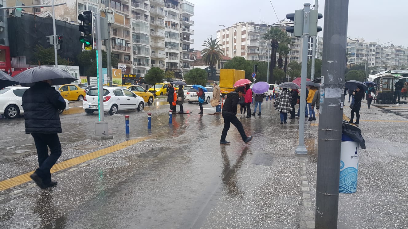 Aziz ve Hüseyin'in Yapamadığını Vatandaş Yaptı: "Karşıyaka İskeleye Yapay Köprü"