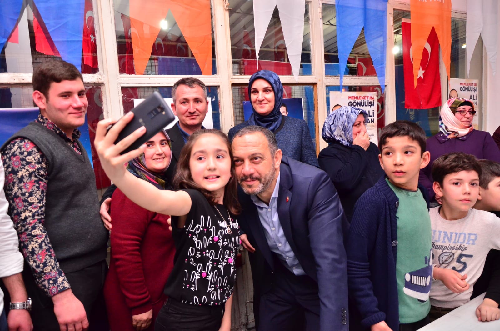 Bayraklı'da miting gibi açılış